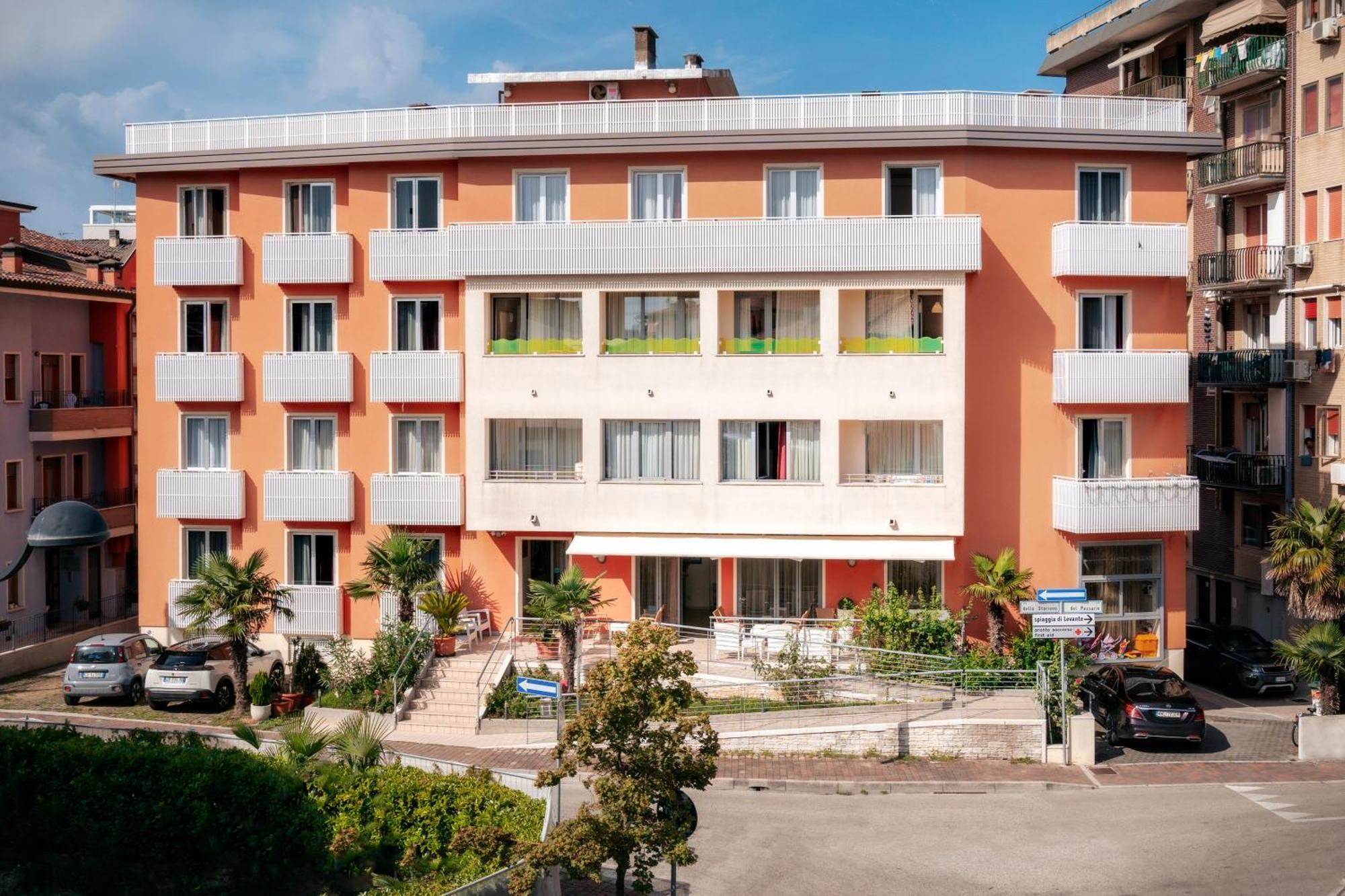 Hotel Palladio Каорле Екстериор снимка